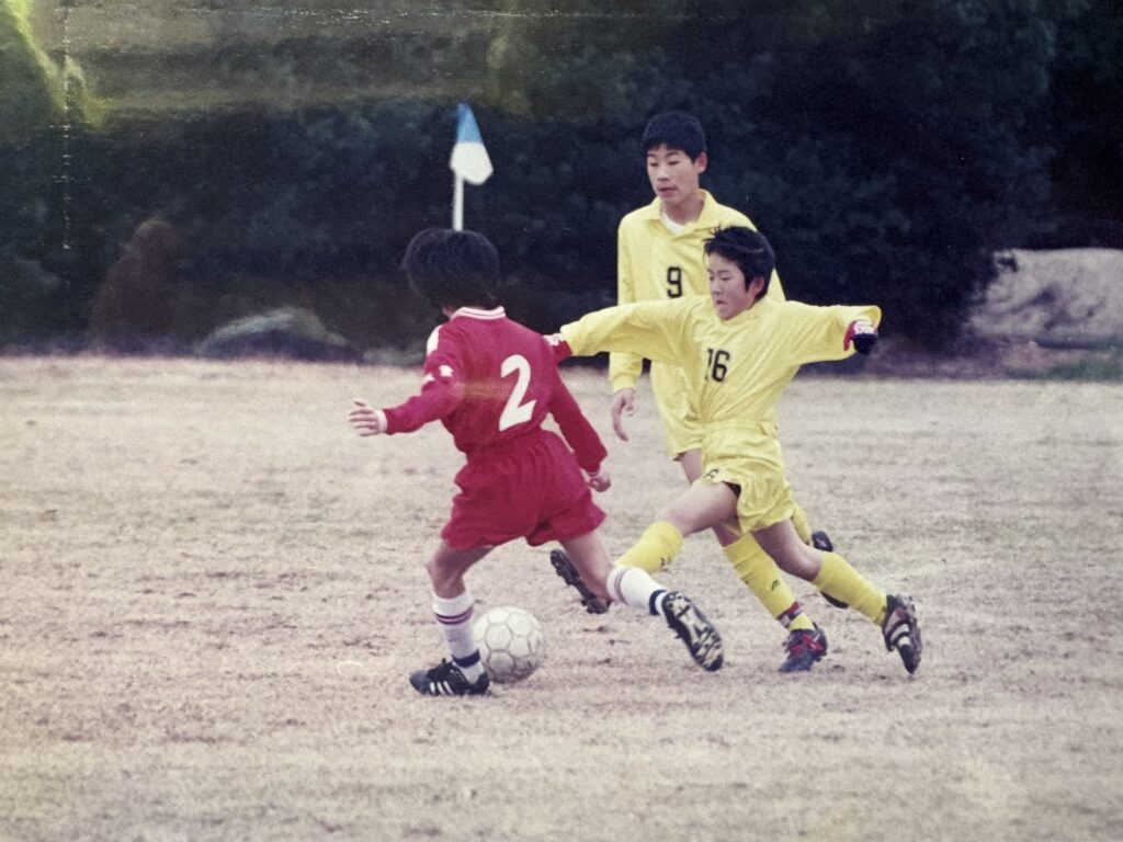 サッカーをやっている写真