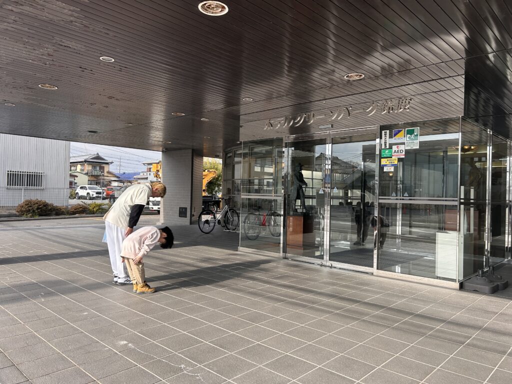子どもとチラシ配りの写真