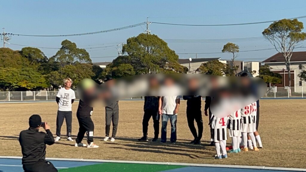足圧Tシャツをきて試合にでている写真